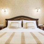 Большая двуспальная кровать с ортопедическим матрасом.