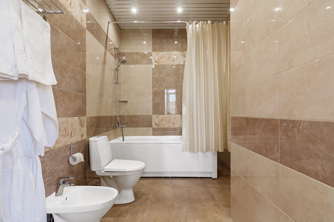 Ванная комната с беде и ванной. Идеальна для отдыха с детьми