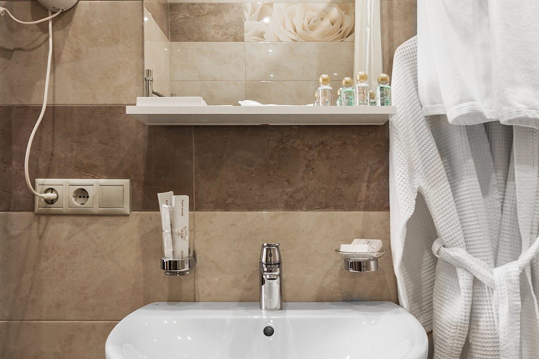 Современная ванная комната с принадлежностями для ухода .