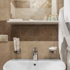 Современная ванная комната с принадлежностями для ухода .