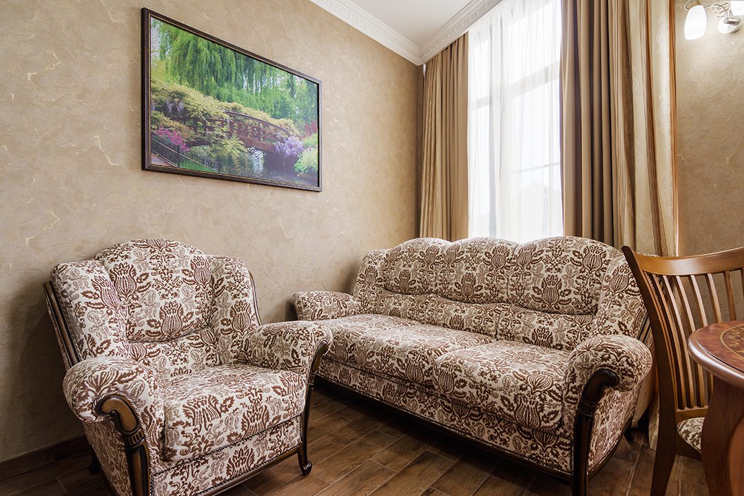 Раскладной диван и кресло.