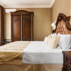 Кровать с ортопедическим матрасом и мягким изголовьем.