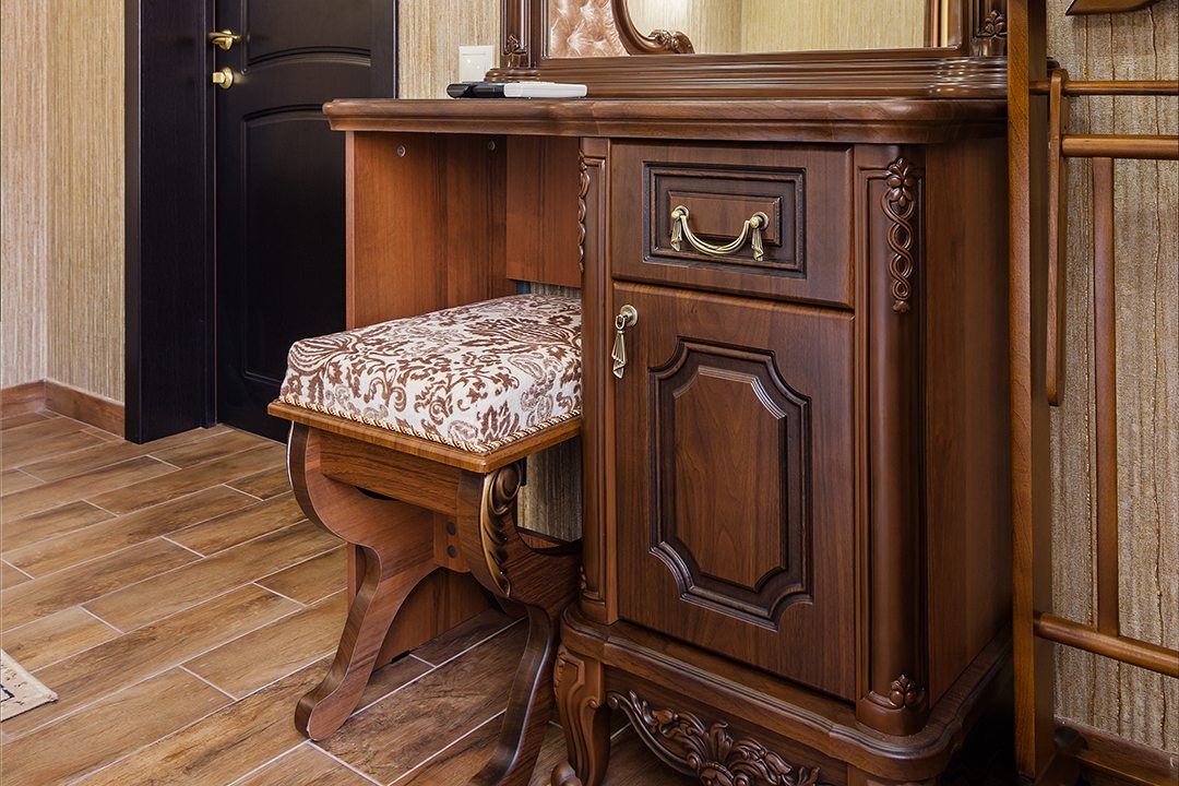 Письменный стол для детей, туалетный-для мам.