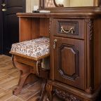 Письменный стол для детей, туалетный-для мам.