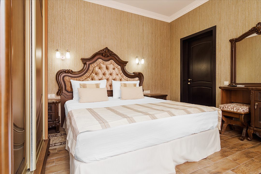 Кровать с ортопедическим матрасом и гипоаллергенным бельем.