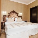 Кровать с ортопедическим матрасом и гипоаллергенным бельем.