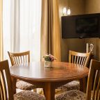 Обеденный, рабочий стол. Телевизор в гостинной комнате.