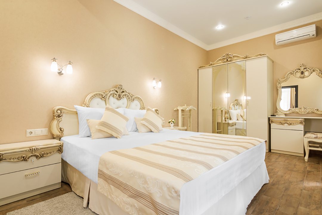 Спальня для отдыха с детьми. Кровать и ортопедический матрас