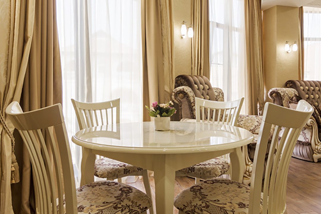 Стол для семейного отдыха.