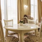 Стол для семейного отдыха.