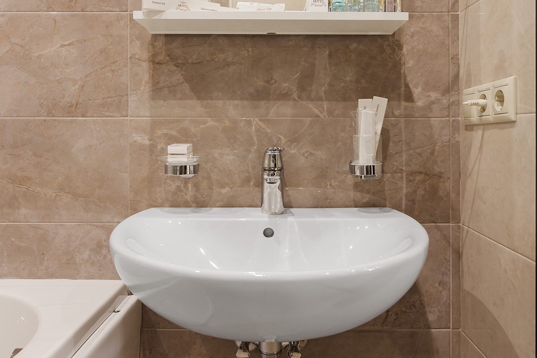 Ванна и принадлежности для душа.