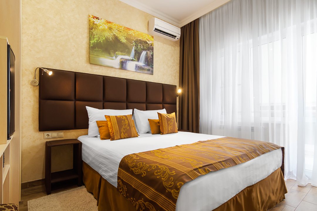 Кровать с ортопедическим матрасом. Подушки гипоаллергенные.