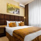 Кровать с ортопедическим матрасом. Подушки гипоаллергенные.