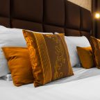 Кровать с ортопедическим матрасом и бельем из 100% хлопка.