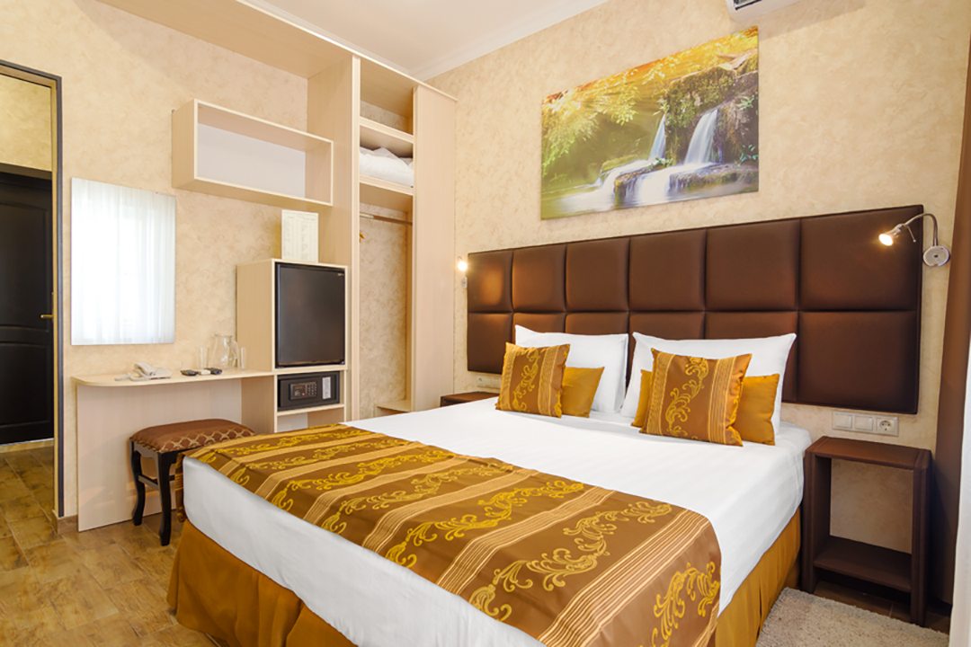 Можно уложить малыша спать и почитать книжку.