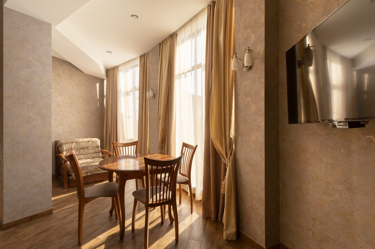 Стол письменный , обеденный, телевизор в гостинной люкса.