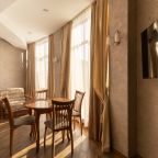 Стол письменный , обеденный, телевизор в гостинной люкса.