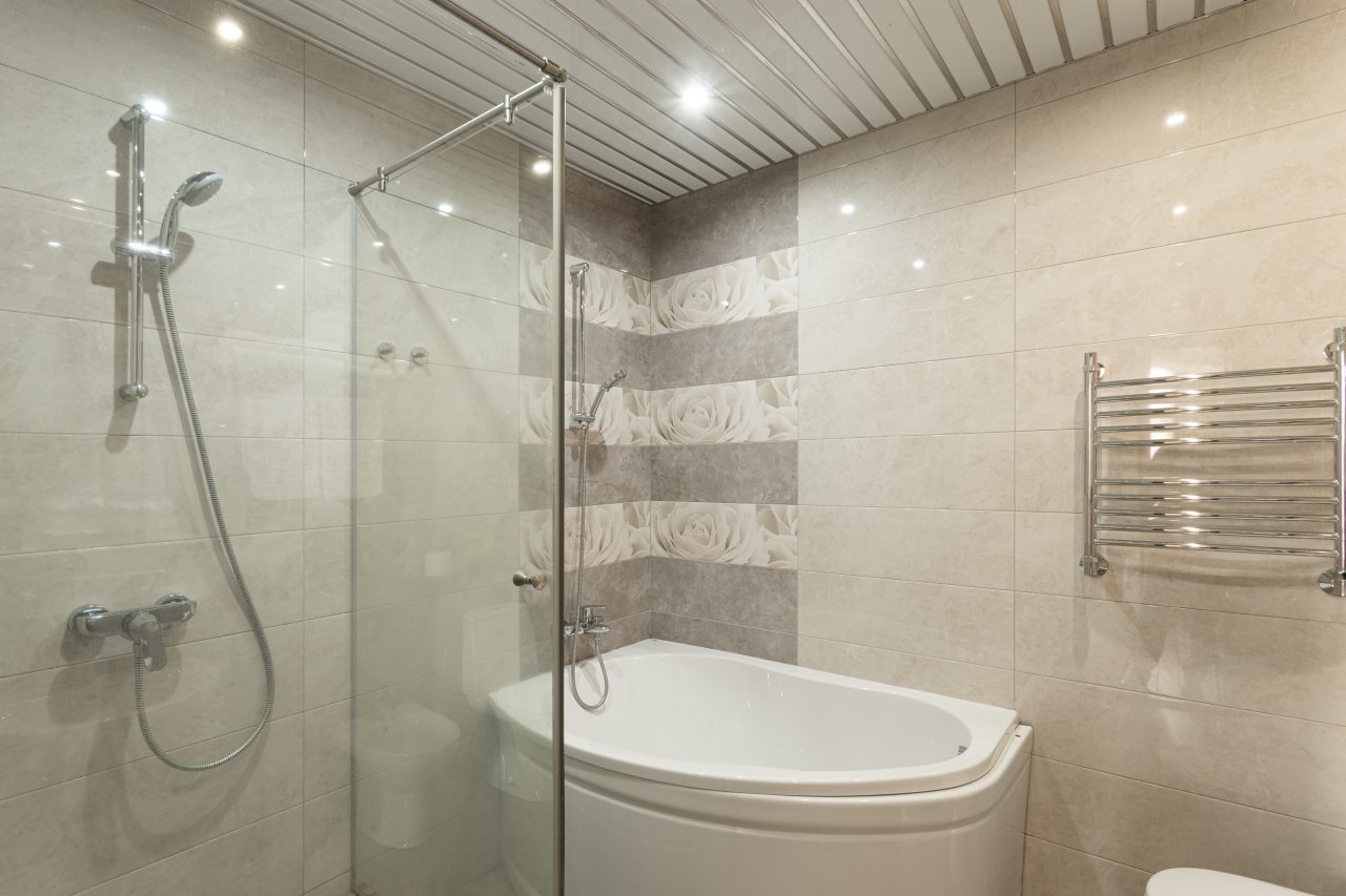 Роскошная ванна и душевая для отдыха с детьми.