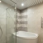 Роскошная ванна и душевая для отдыха с детьми.