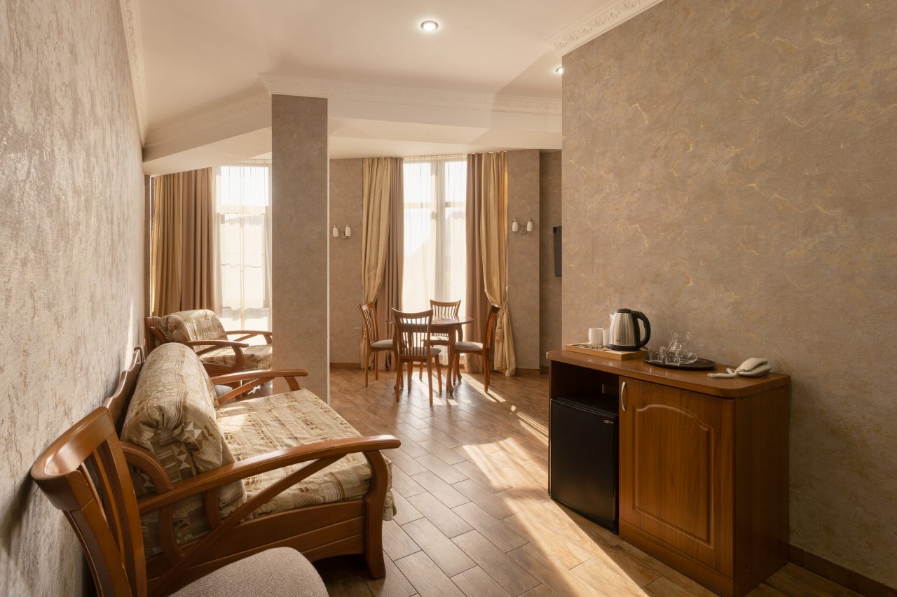 Панорамные окна . Вид во двор . Видно море.