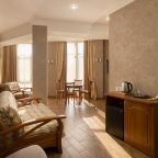 Панорамные окна . Вид во двор . Видно море.