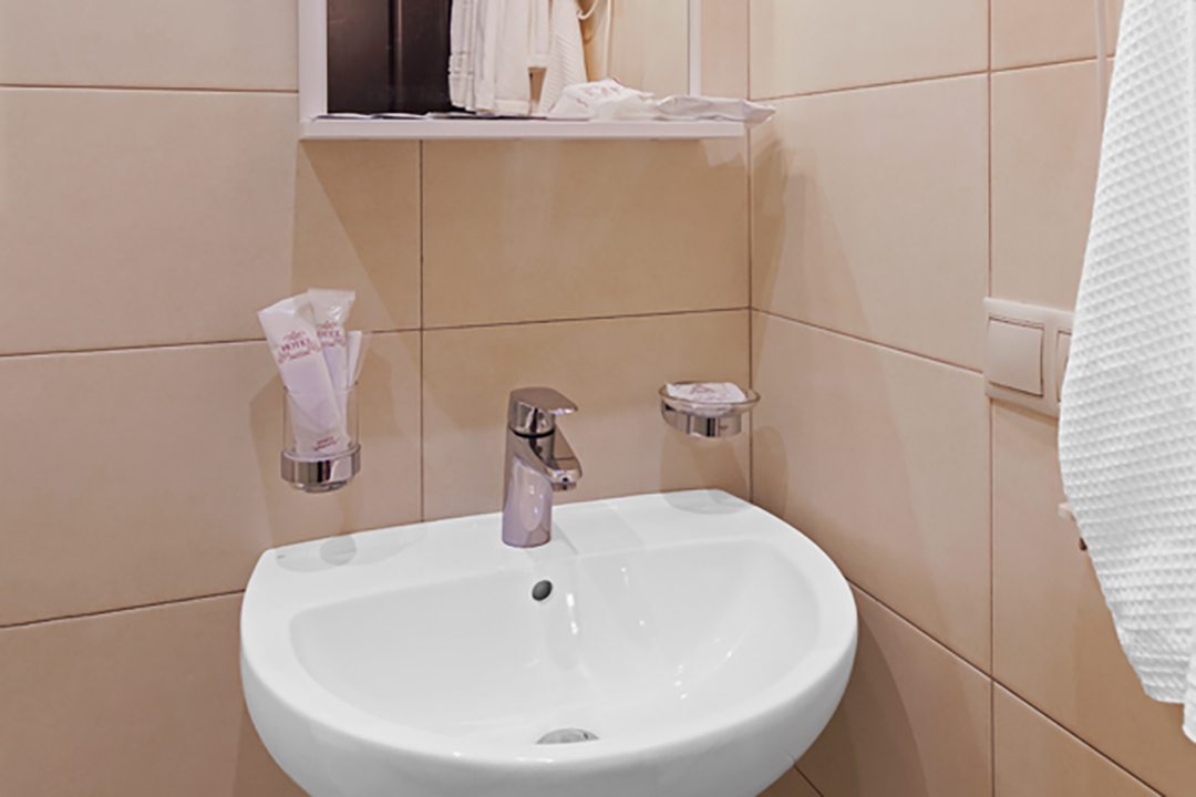 Современная мойка со средствами ухода.