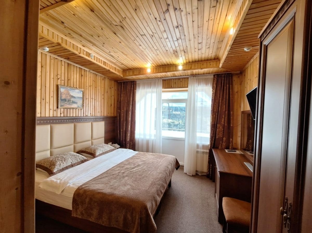 Люкс (Двухкомнатный 302 с балконом и камином), Спа-отель Энергетик на берегу реки