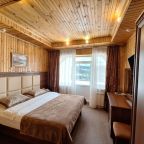 Люкс (Двухкомнатный 302 с балконом и камином), Спа-отель Энергетик на берегу реки