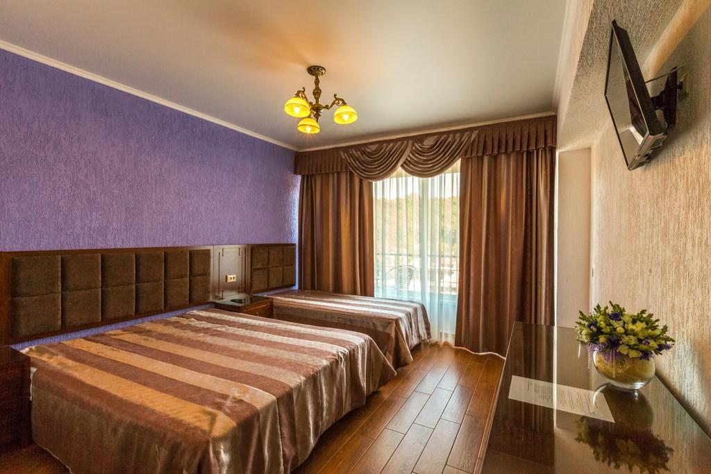 Трехместный (Стандартный трехместный номер) отеля Aqua Villa, Лермонтово