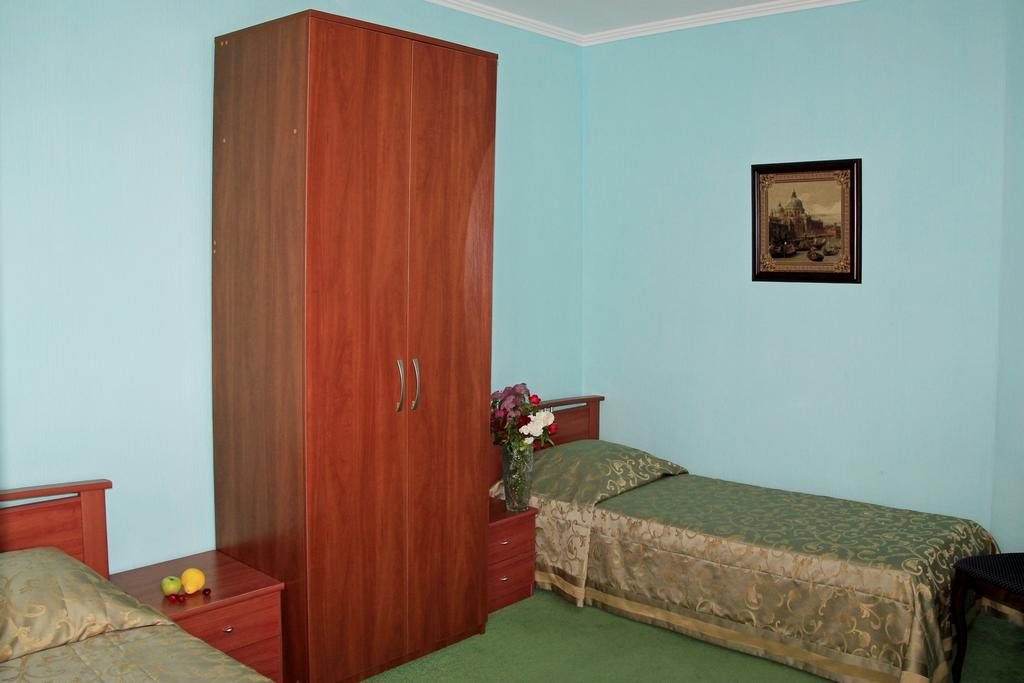 Двухместный (Бюджетный двухместный номер с 2 отдельными кроватями, лечение включено) санатория Голубая Даль, Дивноморское