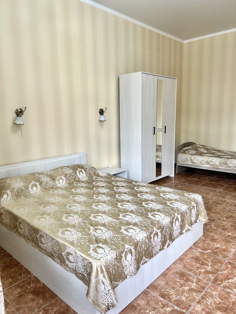 Трехместный (Улучшенный 3-х местный номер с двумя кроватями) отеля Тимашевск