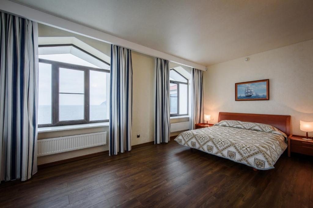 Двухместный (Улучшенный двухместный номер с 1 кроватью и видом на море) курортного отеля Черномор, Широкая Балка