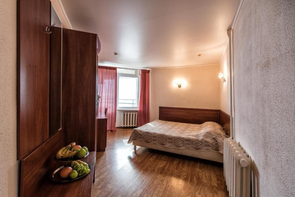 Двухместный (Двухместный номер с 2 отдельными кроватями и балконом) курортного отеля Черномор, Широкая Балка