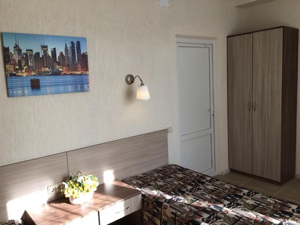 Двухместный (Двухместный номер с 2 отдельными кроватями и общей ванной комнатой) курортного отеля Черномор, Широкая Балка