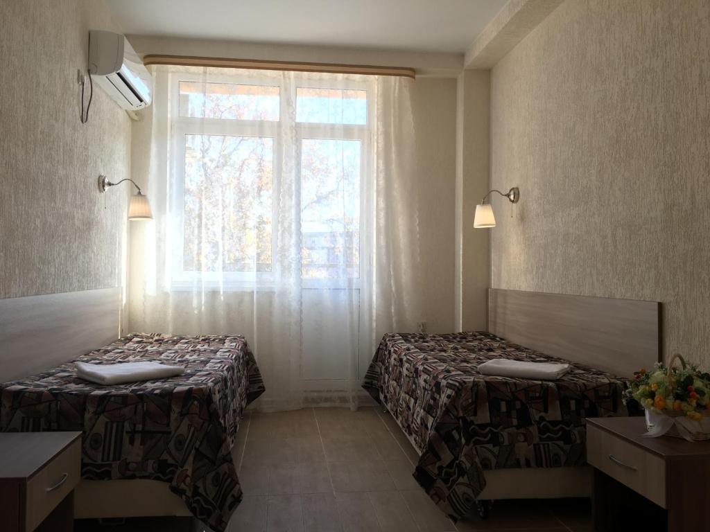 Четырехместный (Четырехместный номер эконом-класса с общей ванной комнатой) курортного отеля Черномор, Широкая Балка