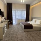 Полулюкс (Джуниор), Отель Бугарь