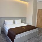 Полулюкс (Джуниор), Отель Бугарь