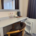 Полулюкс (Джуниор), Отель Бугарь