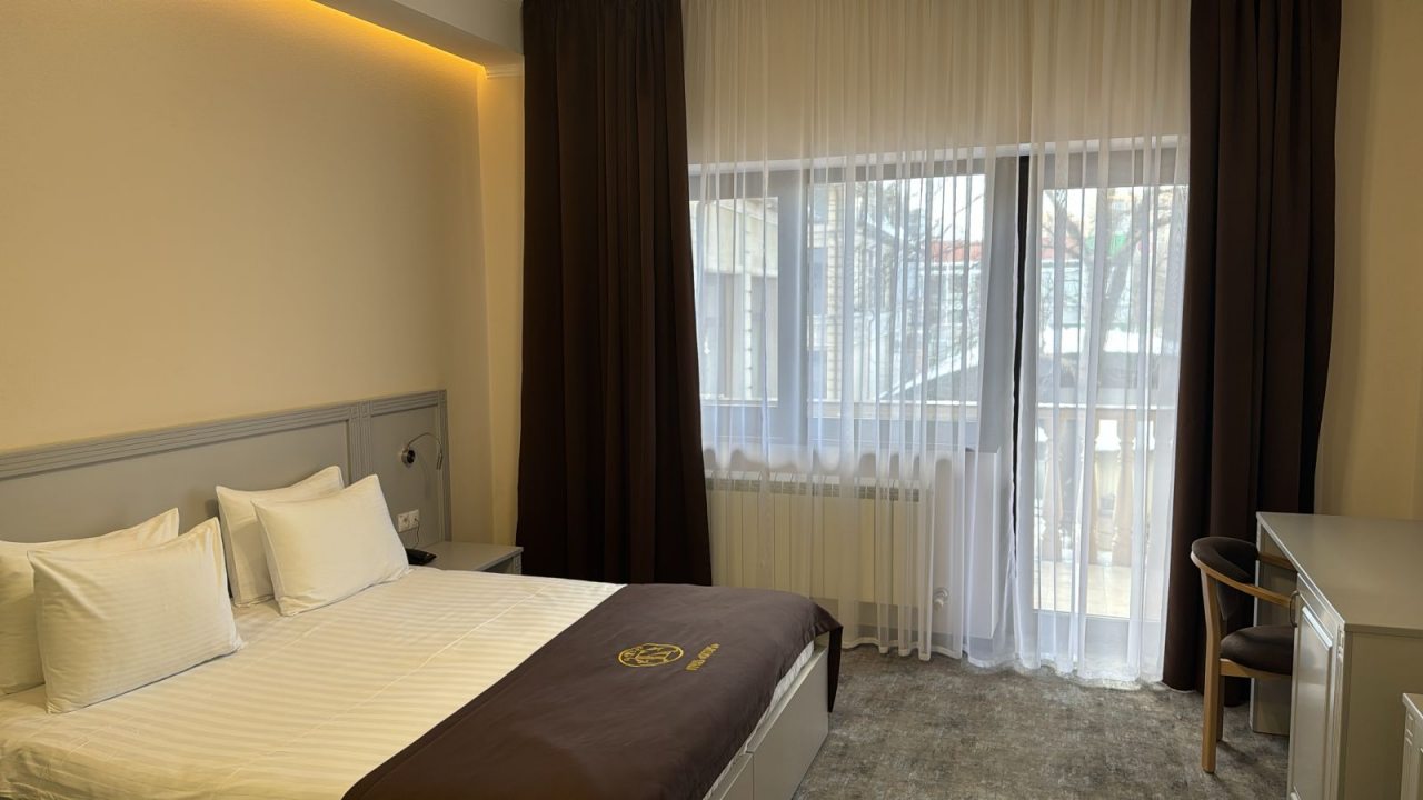 Студио, Отель Бугарь