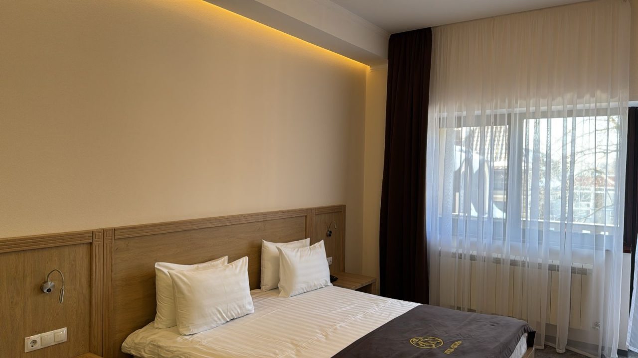 Студио, Отель Бугарь