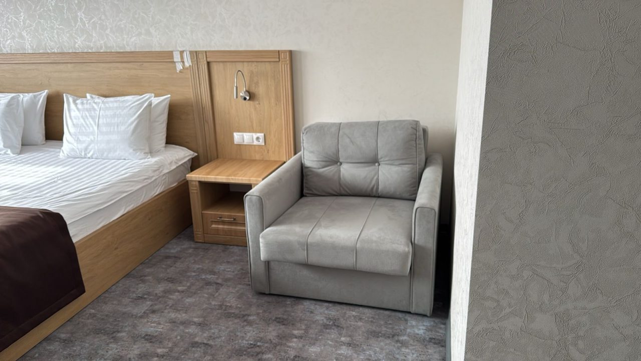 Полулюкс (Джуниор), Отель Бугарь