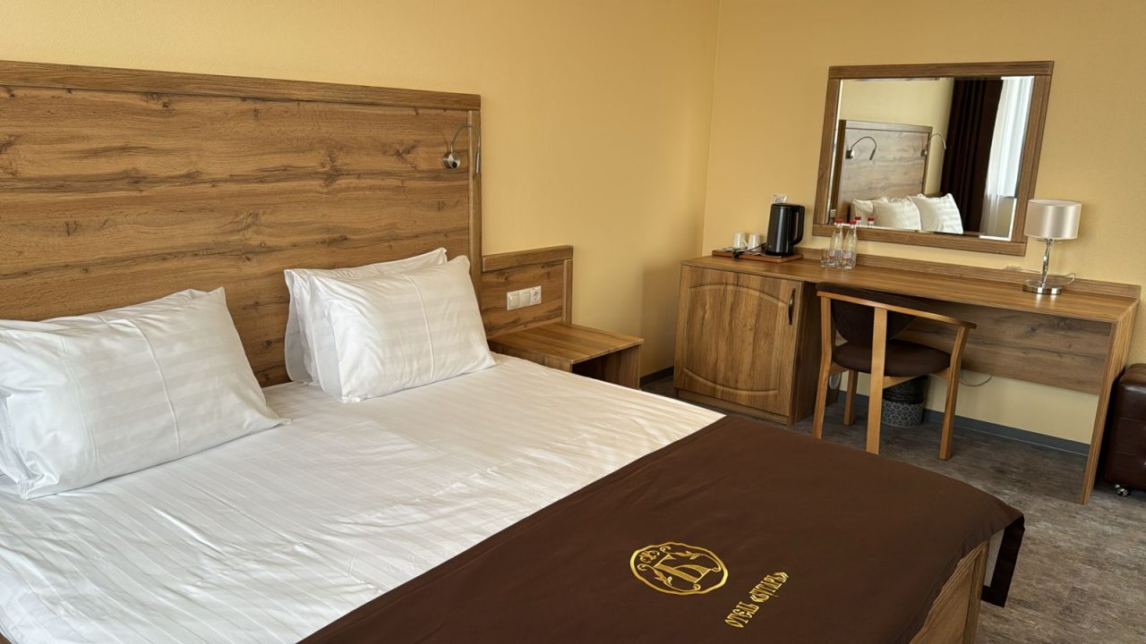 Полулюкс (Джуниор), Отель Бугарь