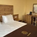 Полулюкс (Джуниор), Отель Бугарь