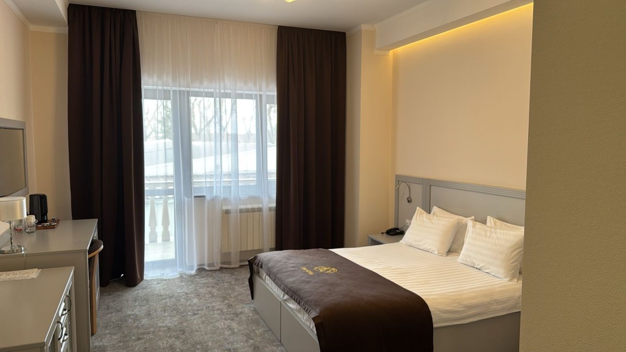 Полулюкс (Джуниор), Отель Бугарь