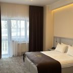 Полулюкс (Джуниор), Отель Бугарь