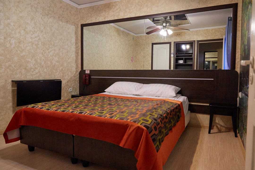 Двухместный (Бюджетный номер с двухспальной кроватью) гостиницы Экоотель Снегирек, Снегири