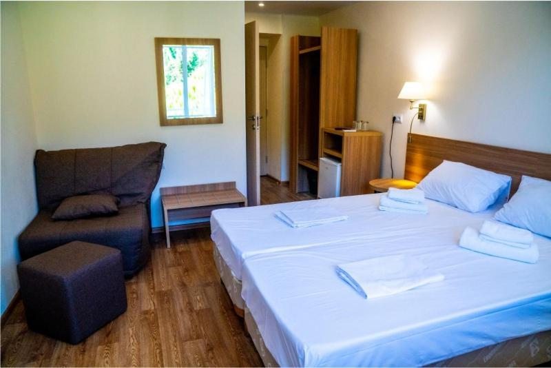 Двухместный (Двухместный номер с 1 кроватью или 2 отдельными кроватями и собственной ванной комнатой) курортного отеля Ателика Небуг