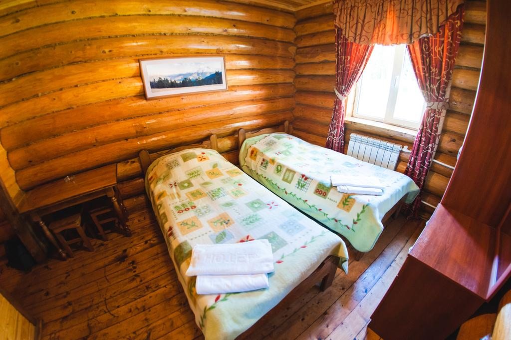 Двухместный (Двухместный номер с 2 отдельными кроватями) туристического комплекса Горная деревня, Даховская