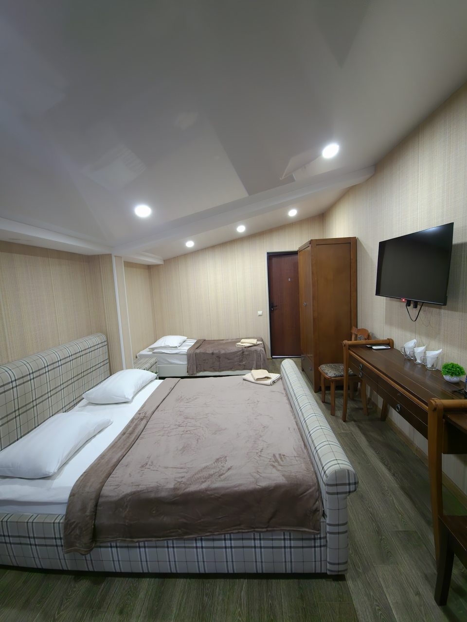 Трехместный номер Люкс улучшенный.
Удобства в номера.