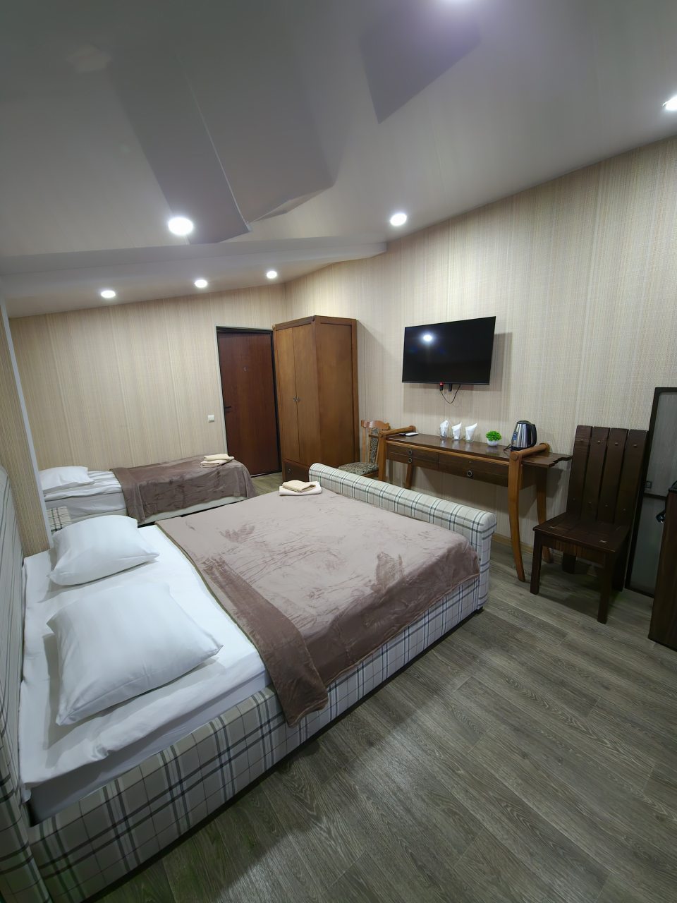 Трехместный номер Люкс улучшенный.
Удобства в номера.